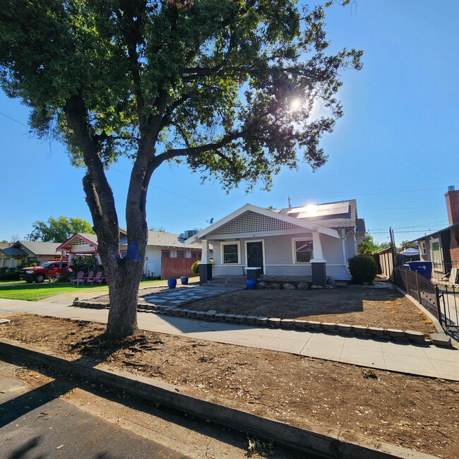 Building Photo - 1373 N Echo Ave