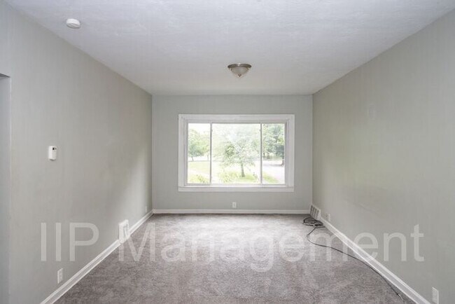 Foto del edificio - Updated 2BD UP off West Blvd-Westside Clev...