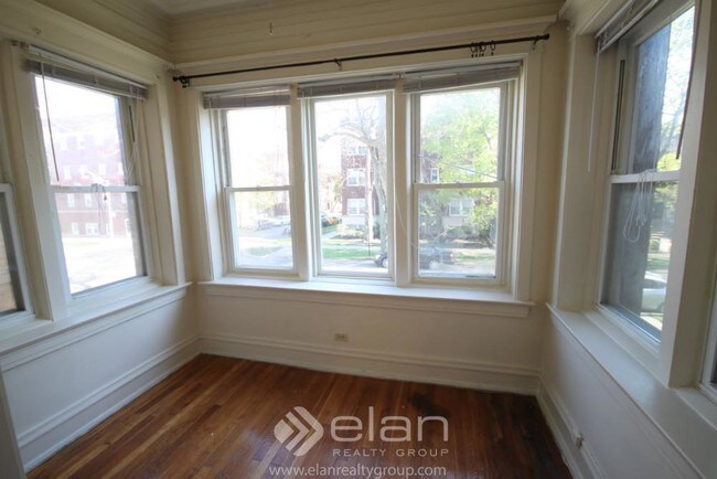 Building Photo - 1304 W Albion Ave