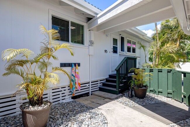 Building Photo - Mid-century modern Kalaheo Ave. Beach side...