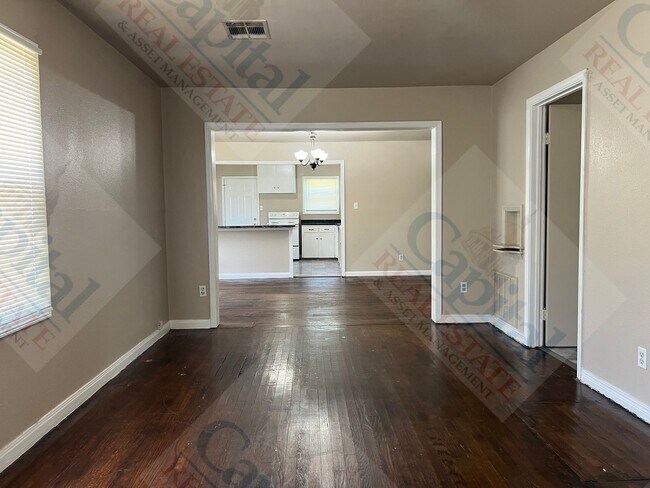 Building Photo - Spacious 3 Bedroom
