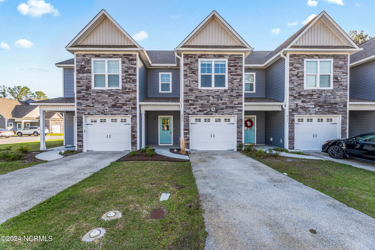 209 N Stingray Ln, Sneads Ferry, NC 28460 Townhome Rentals in Sneads