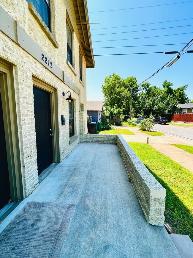 Building Photo - Updated 1BD 1BA Duplex in Mesta Park!