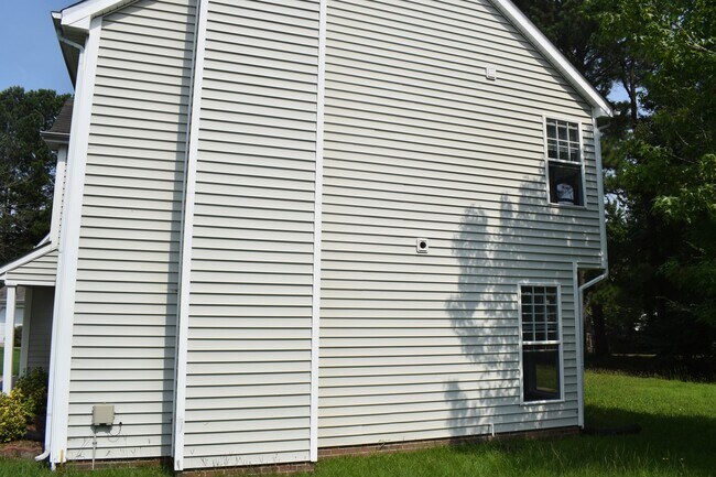 Building Photo - Beautiful 3-Bedroom Home