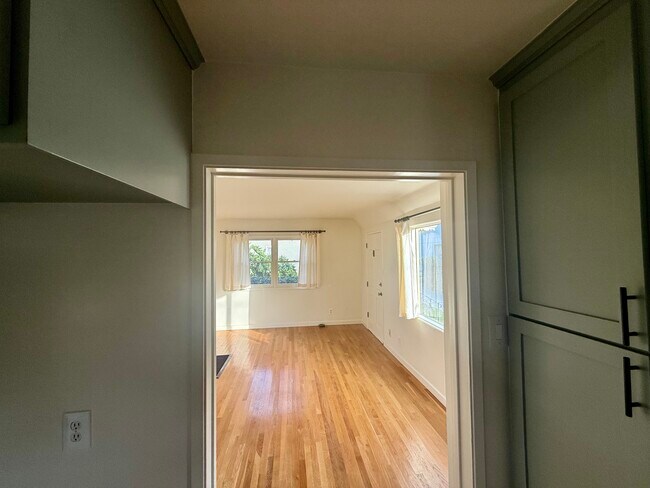 Sala de estar - Vista desde la cocina - 2630 S West View St