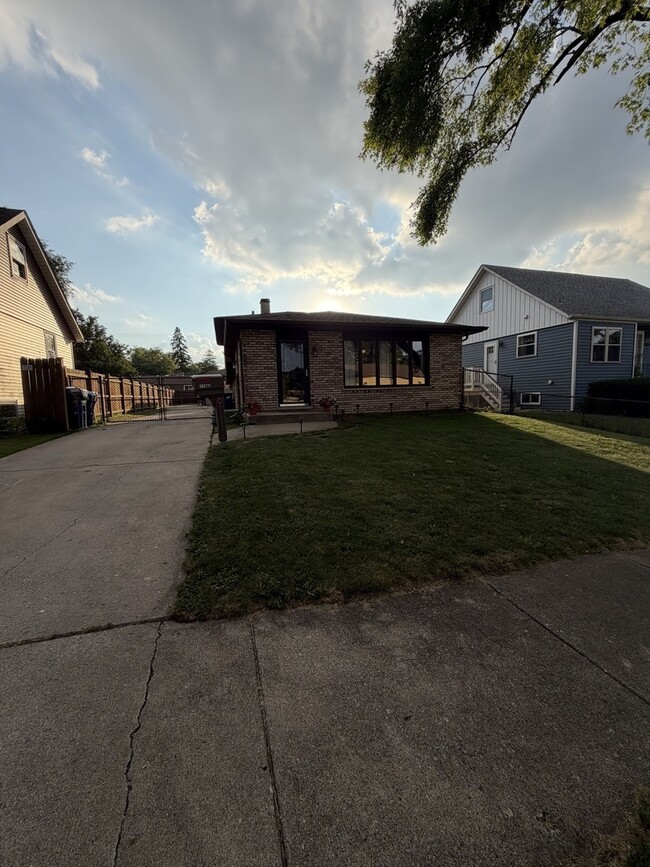 Building Photo - 11646 S Kedvale Ave