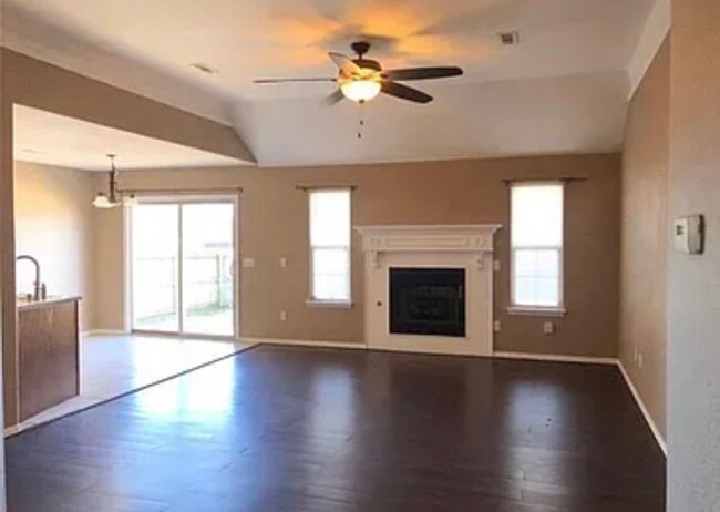 Building Photo - Available for Move-in June 1st! Charming 3...