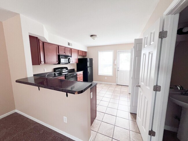 Building Photo - 2 Bedroom 1.5 Bathroom Townhome!!!