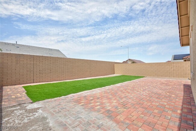 Foto del edificio - 819 Cottonwood Hl Pl