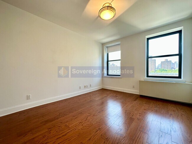 Building Photo - 231 E 111th St