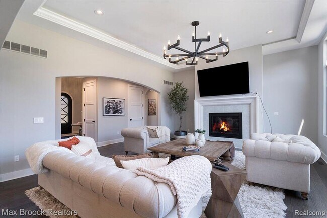 Building Photo - Luxurious Home
