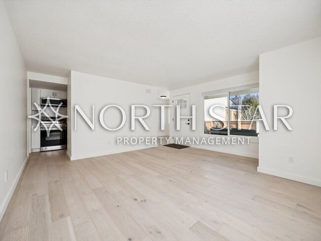 Foto del edificio - Remodeled Condo in the Heart of Old Town Lake Oswego