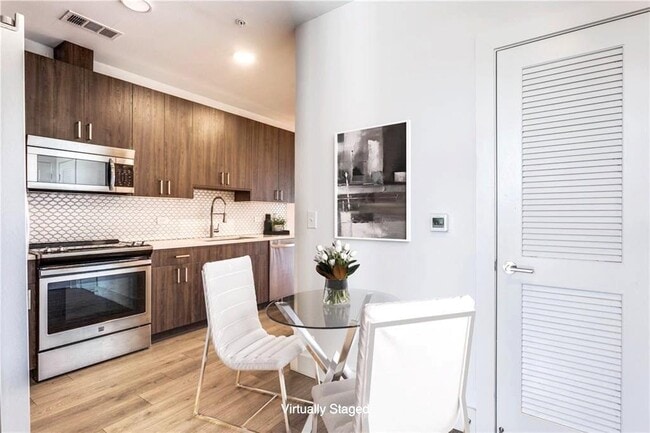 Building Photo - 2213 Poquito St