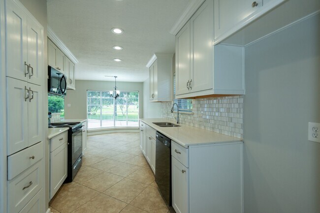 Building Photo - 7403 Tall Pines Dr