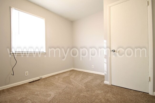 Building Photo - 3 Bedroom / 1 Bath Home Available Now!