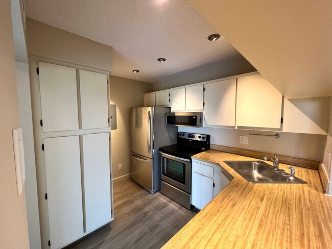 Building Photo - Beautifully Updated 2 Bedroom, 2 Bath Top ...