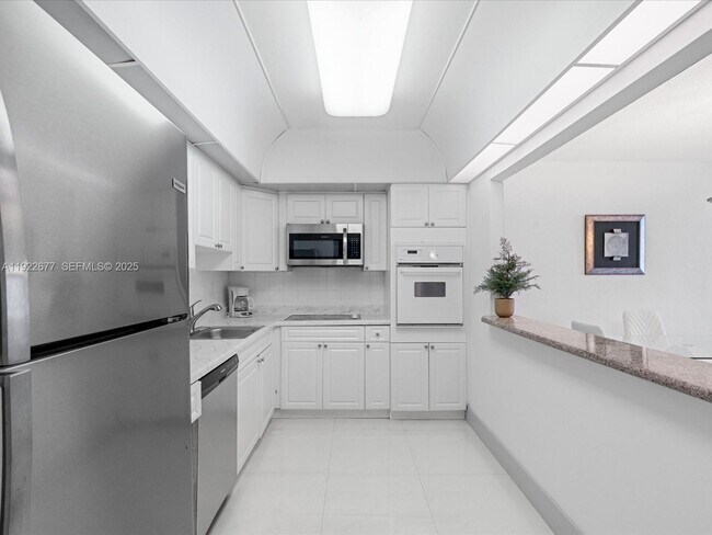 Foto del edificio - 19370 Collins Ave