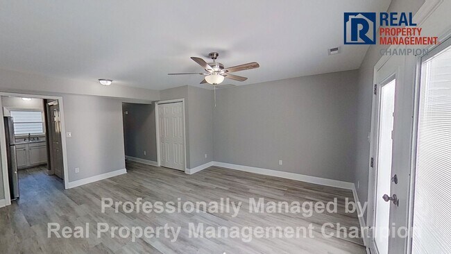 Foto del edificio - Beautifully 2 BD/1.5 BA End Unit Townhouse w/Garage