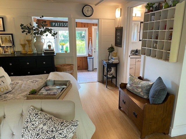 Bedroom to kitchen - 1018 Mariposa Ave