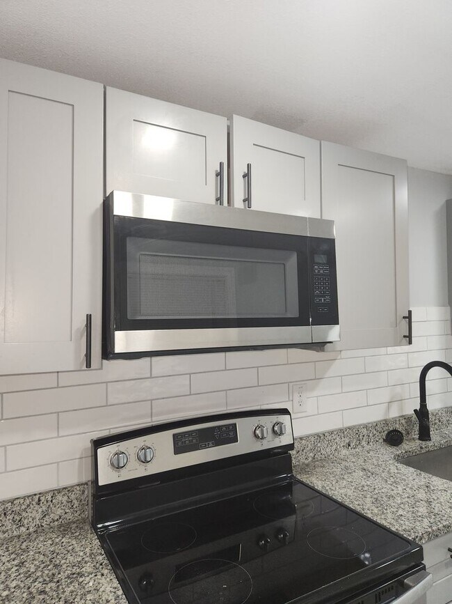 Building Photo - Move-in Ready 3/2 Home for Rent