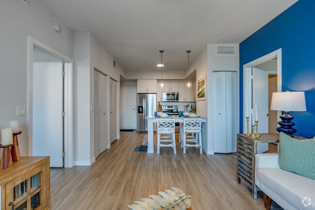 2 habitaciones, 2 baños - 915 pies cuadrados - Sala de estar - Pura Vida Hialeah Luxury Apartments