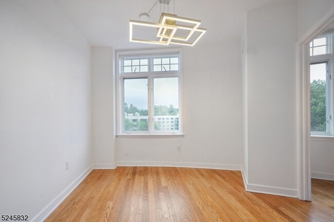 Building Photo - 616 S Orange Ave