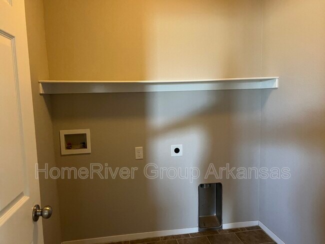 Building Photo - 7883 Bridgegate Ave