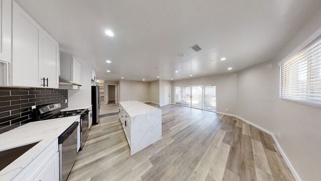 Building Photo - 4BD/2 BA Close Walk to Campus