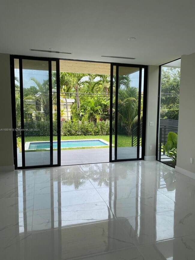 Foto del edificio - 570 Fernwood Rd