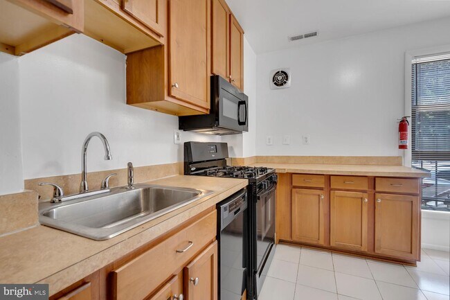 Building Photo - 1329 Riggs St NW