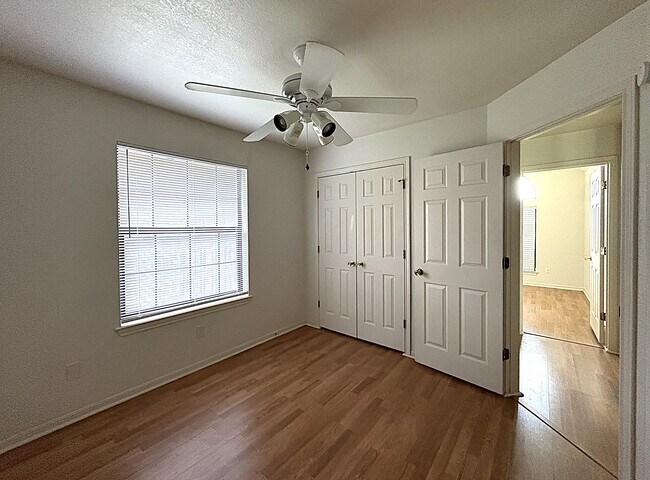 Foto del edificio - 3912 Bur Oak Dr