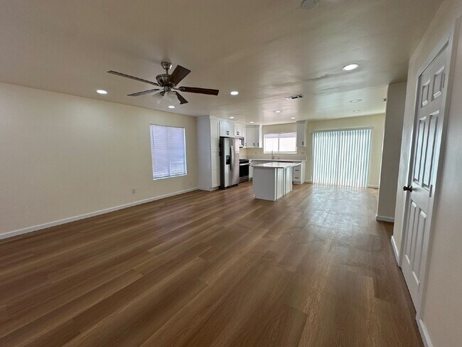 Foto del edificio - Single level 3BR, 2 BA, 2 car garage