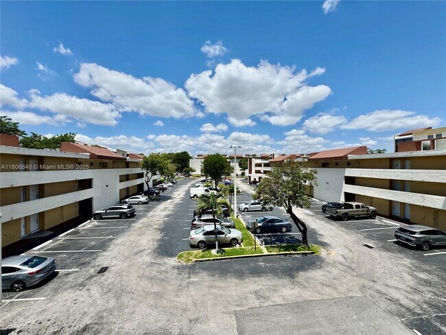 Building Photo - 8810 Fontainebleau Blvd