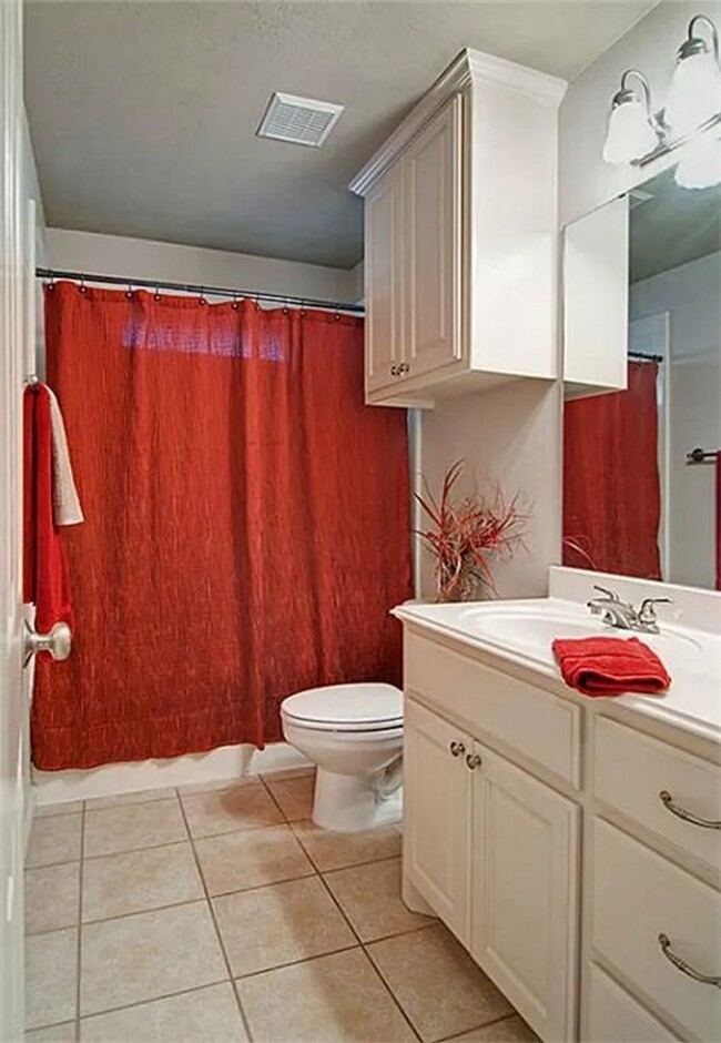 Building Photo - College Station - 3 bedrooms - 2 bath - 2 ...