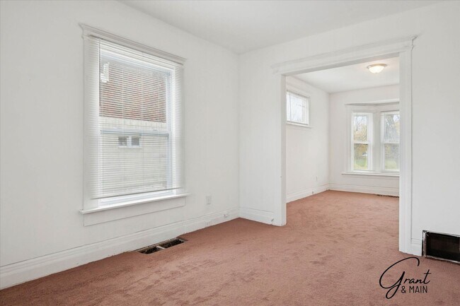 Foto del edificio - $1200 3 bedrooms