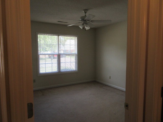 Building Photo - 2024 Essex Dr