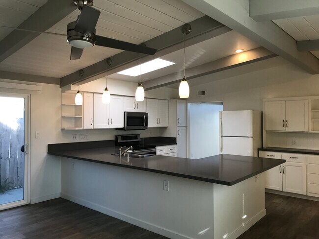 Foto del edificio - 2806 Gobat Ave