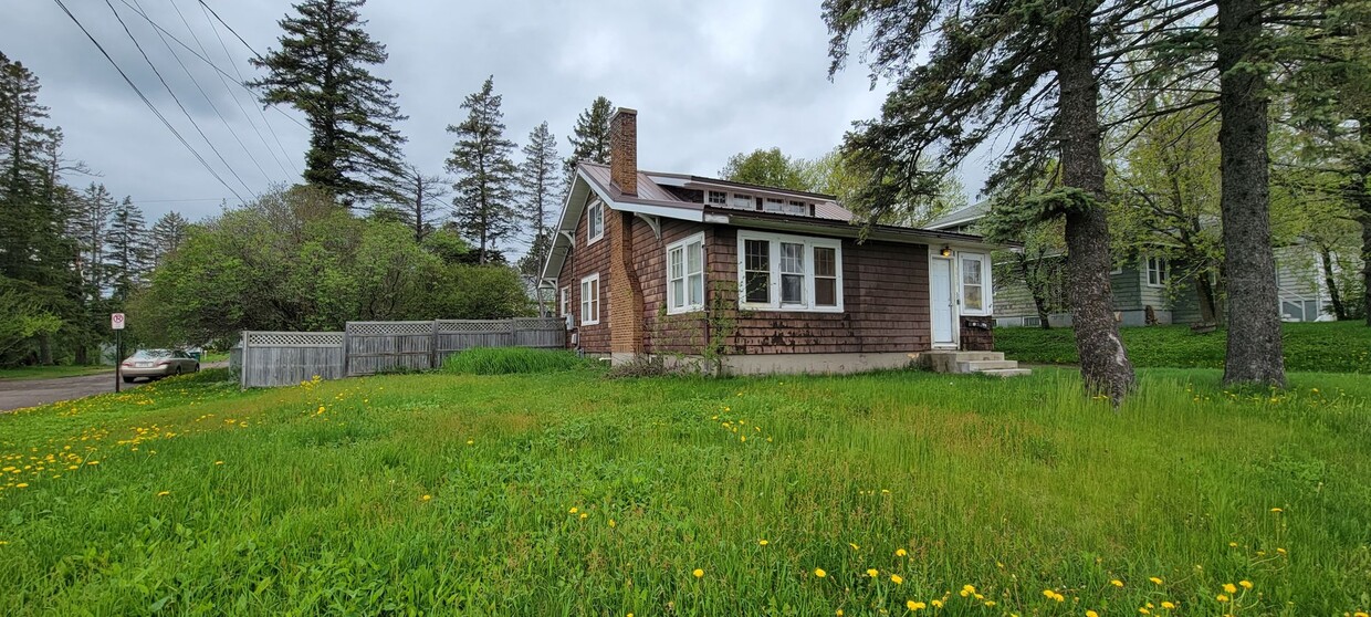 Foto principal - AVAILABLE JUNE 2025 - 4 Bed, 1 Bath, Near ...
