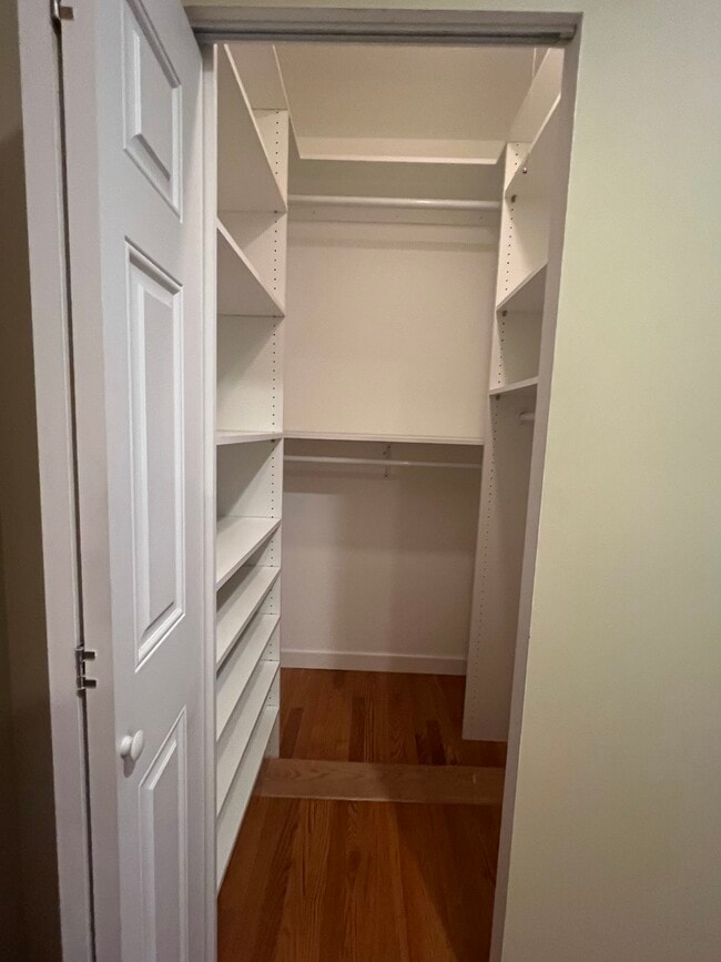 MB closet - 3020 N Sawyer Ave