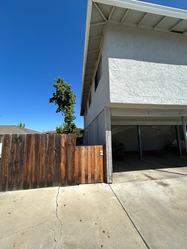 Building Photo - 2 Bed, 1.5 Bathroom Apartment