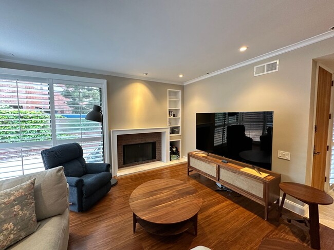 Foto del edificio - Avail in July. Large Waterfront Condo, Sec...