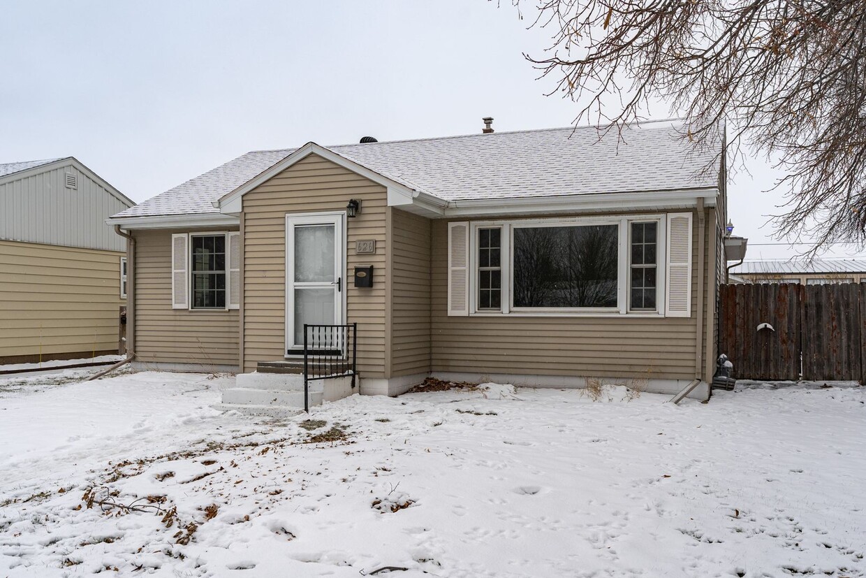 Primary Photo - 3 Bedroom 2 Bath Home with Fenced in Backy...