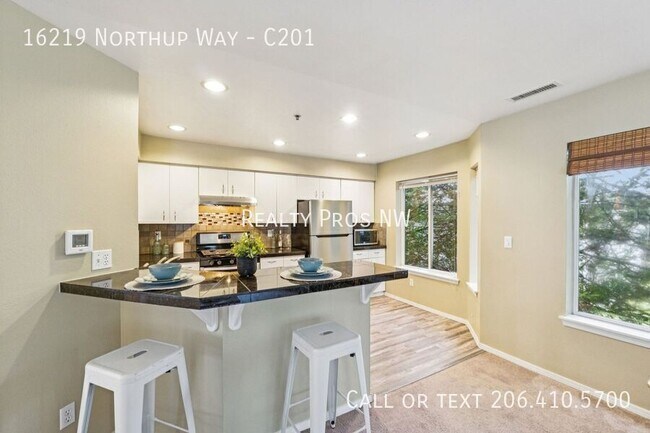 Foto del edificio - 16219 Northup Way