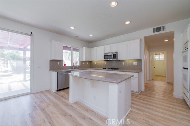 Foto del edificio - 6751 Lake Springs St