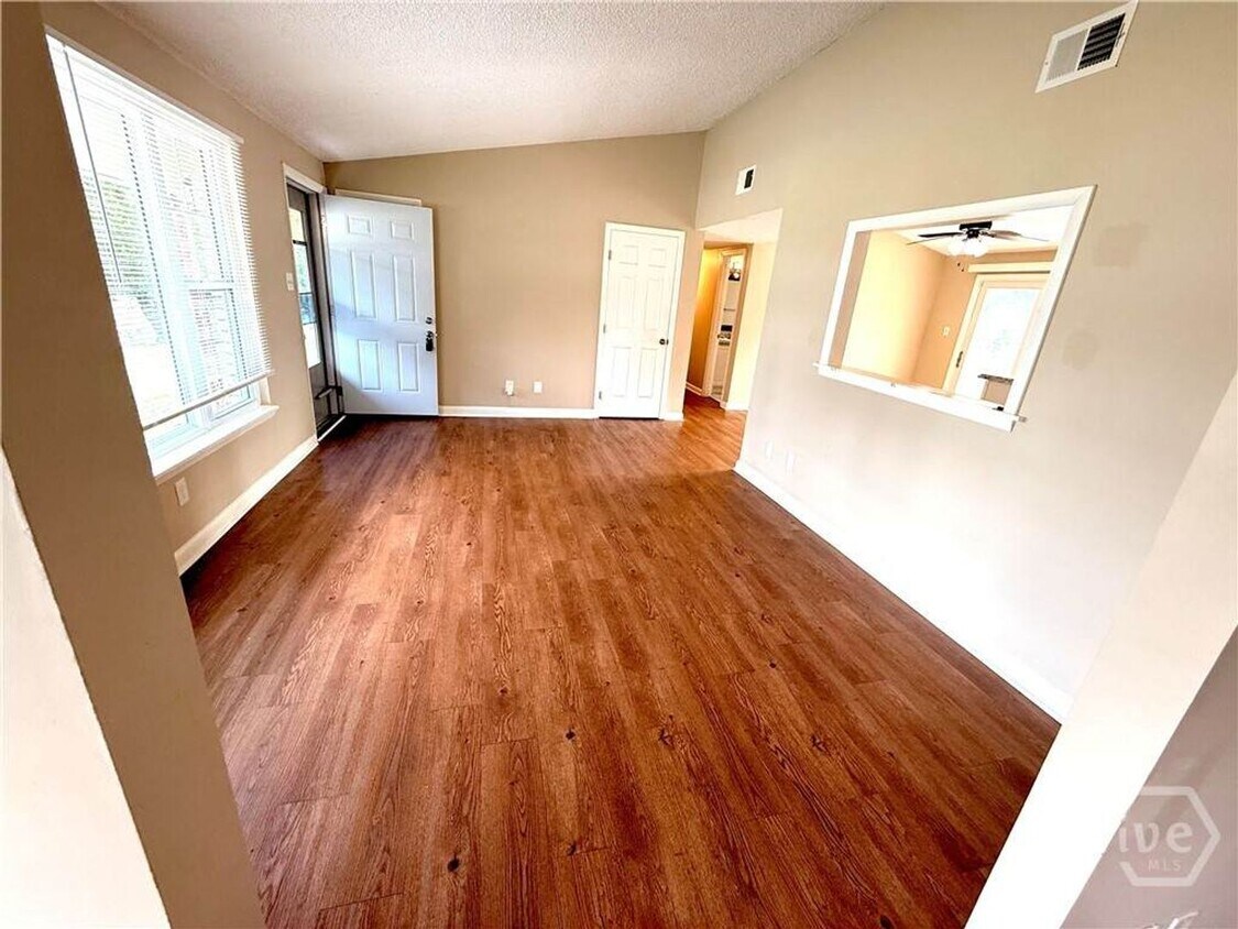 Foto del edificio - 421 Barnhill Dr