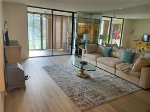 Building Photo - 3730 Inverrary Dr