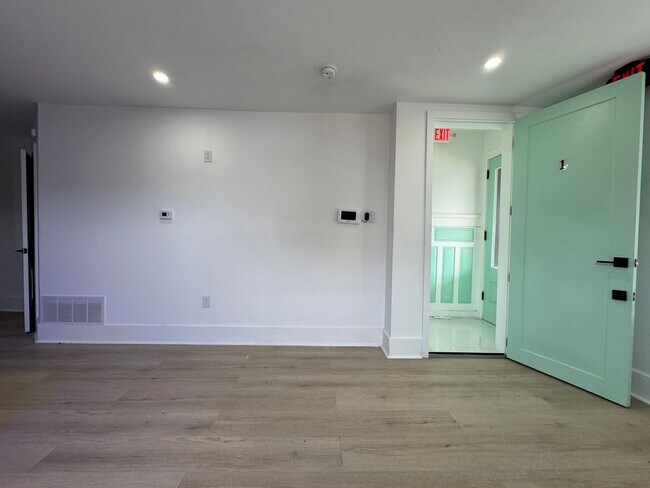 Building Photo - Newly Renovated 1-Bedroom Apartment! Avail...