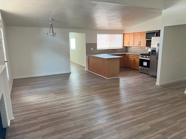 Building Photo - BEAUTIFUL CUL-DE-SAC HOME WITH LARGE PRIVA...