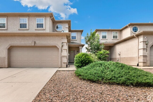 Building Photo - Updated Townhome with Views – Minutes to P...