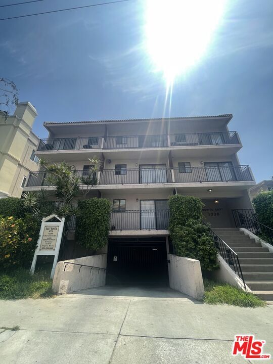 1337 N Sierra Bonita Ave Unit 204, West Hollywood, CA 90046 Room for